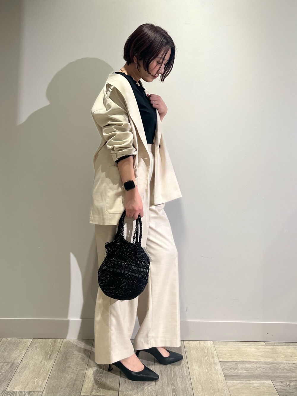 「大人カジュアル、大人女子、パンツコーデ、セットアップ、ジャケット、ワイドパンツ、abahouse mavie、ABAHOUSE 滋賀竜王、AU BANNISTER、LOWELL things、三井アウトレットパーク滋賀竜王」｜「abahouse mavieの【セットアップ対応】メランジ調ストレートパンツ/リネンライクタックストレートパンツ/セミオケ（その他パンツ、ベージュ系）」を使った、遠藤　裕子さん（レディース・155cm）の春コーディネートの5枚目の写真