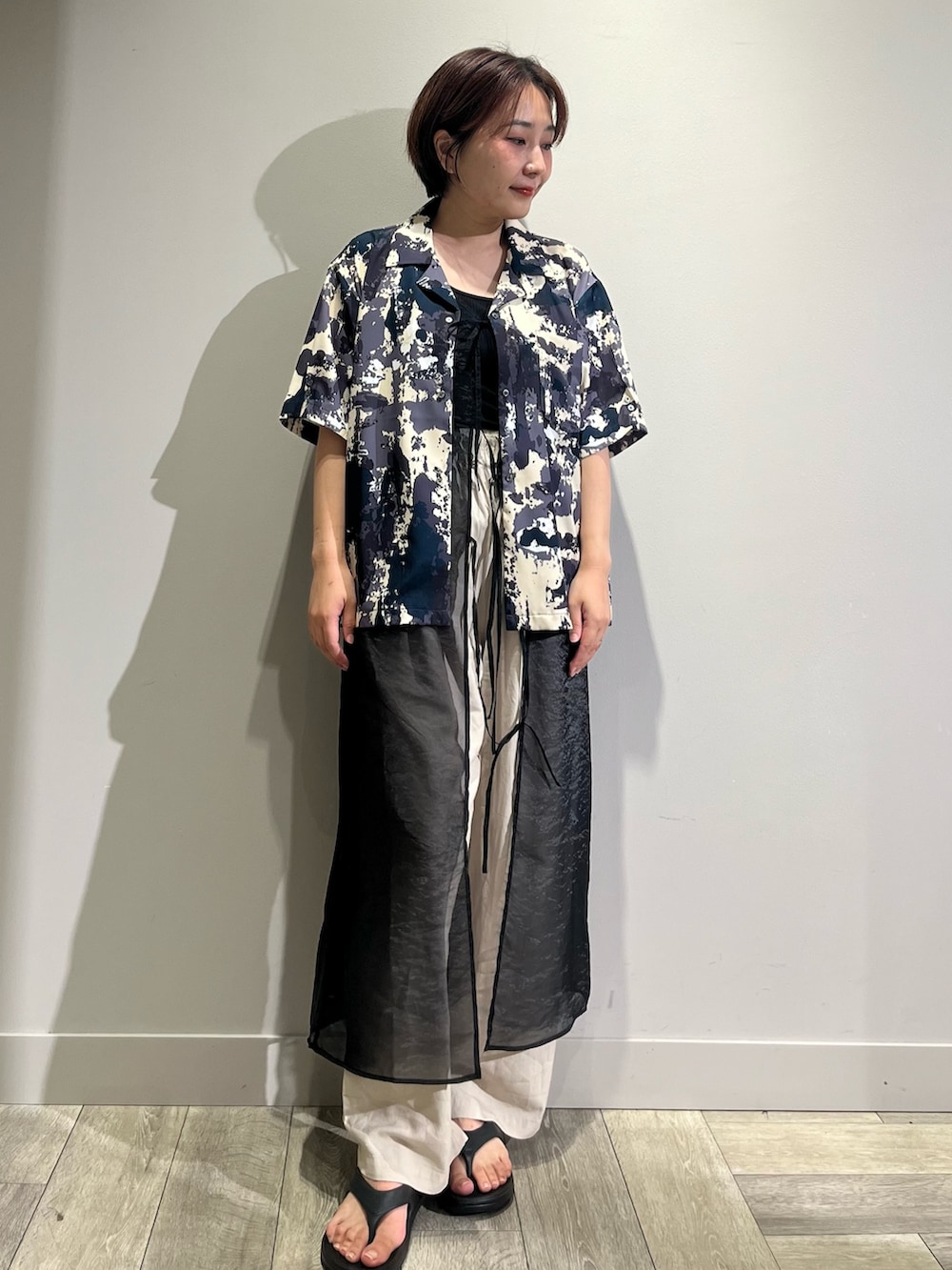 「柄シャツ、低身長コーデ、ワンピース、レイヤードスタイル、リネンパンツ、ABAHOUSE 滋賀竜王、abahouse mavie、LOWELL things、NOMINE、三井アウトレットパーク滋賀竜王」｜「NOMINEの【セットアップ着用可】スプラッシュプリント 開襟 シャツ（シャツ/ブラウス、ホワイト系）」を使った、遠藤　裕子さん（レディース・155cm）の夏コーディネートの2枚目の写真