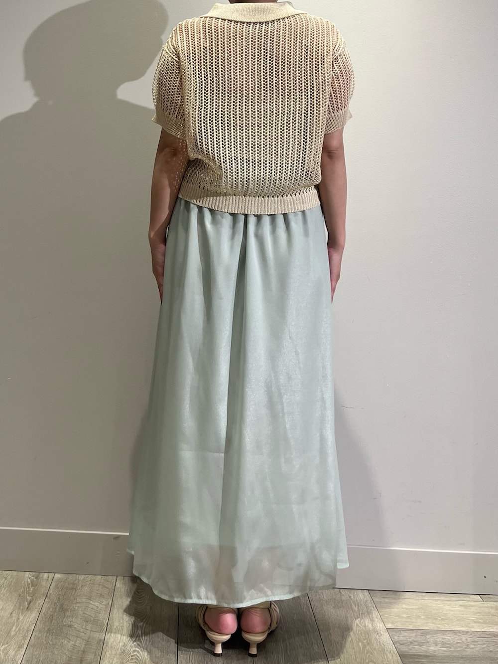 グリーン系のスカート、ベージュ系のニット/セーター、ベージュ系のサンダルを着用したレディースの夏コーディネートの4枚目の写真