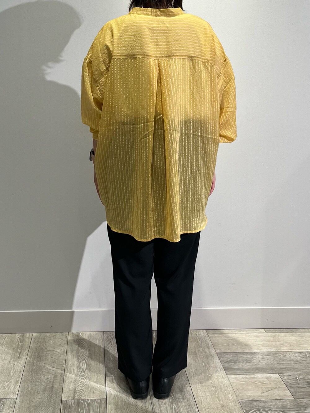 イエロー系のシャツ/ブラウス、ブラック系のその他パンツを着用したレディースの秋コーディネートの3枚目の写真