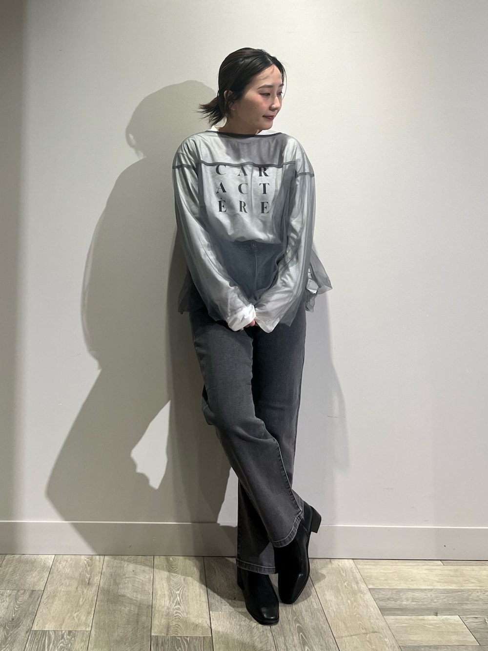 ホワイト系のカーディガン/ボレロ、グレー系のシャツ/ブラウス、ホワイト系のTシャツ/カットソーを着用したレディースの冬コーディネートの2枚目の写真