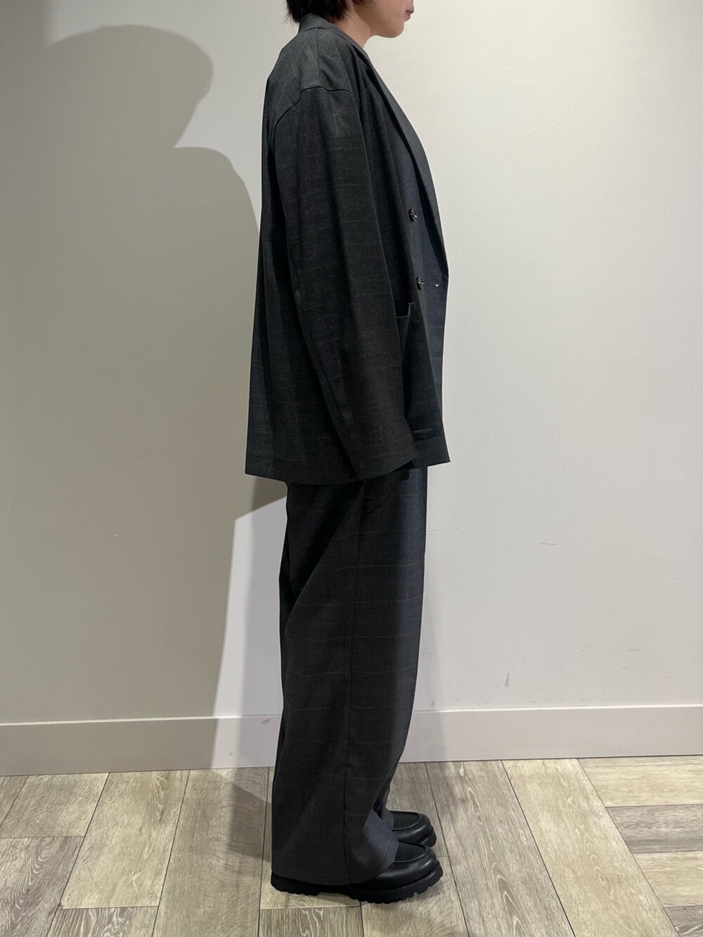 グレー系のその他パンツ、グレー系のテーラードジャケット、ホワイト系のTシャツ/カットソーを着用したレディースの秋コーディネートの3枚目の写真