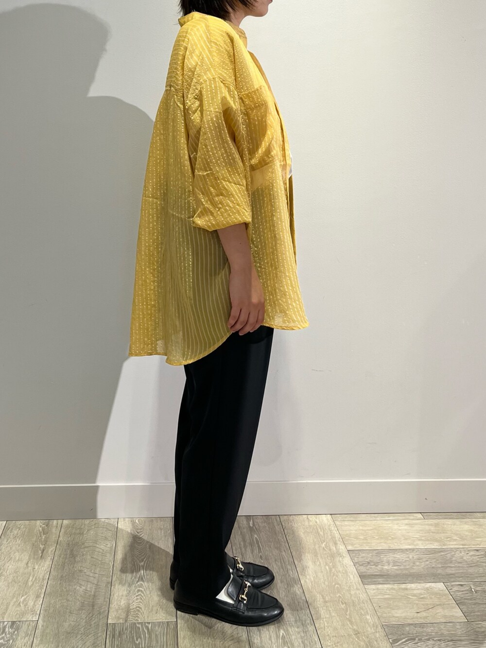 イエロー系のシャツ/ブラウス、ブラック系のその他パンツを着用したレディースの秋コーディネートの2枚目の写真