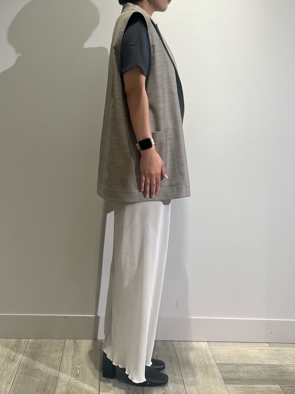 ホワイト系のその他パンツ、ブラウン系のベスト、ブラック系のTシャツ/カットソーを着用したレディースの夏コーディネートの3枚目の写真