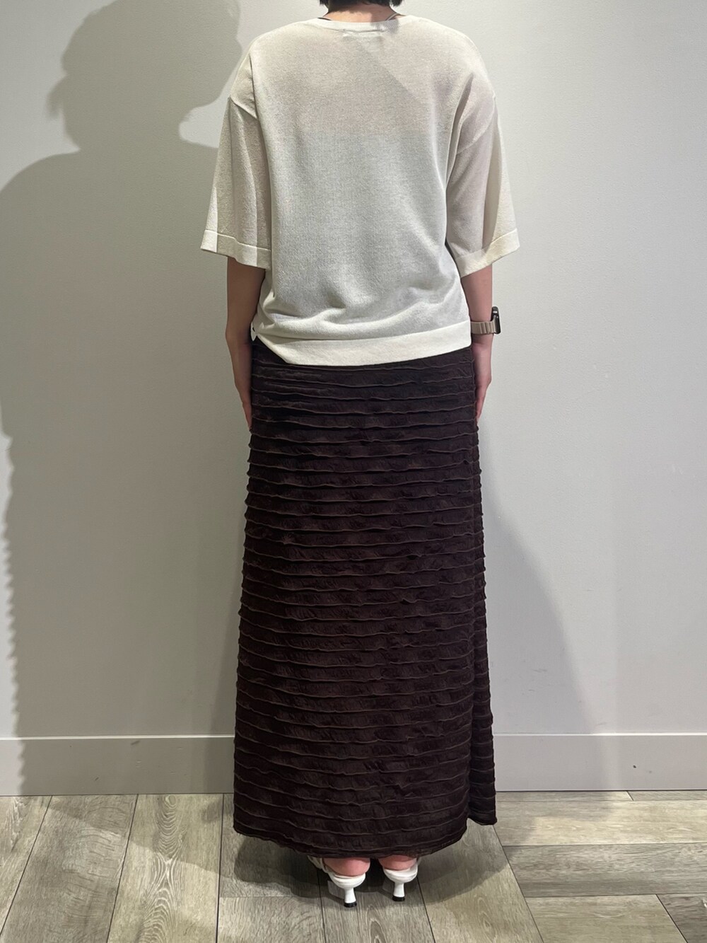 ホワイト系のニット/セーター、ブラウン系のスカートを着用したレディースの夏コーディネートの4枚目の写真