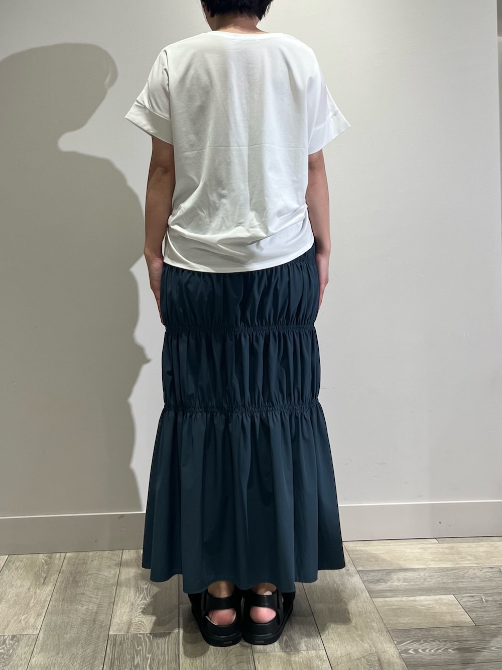 ブラック系のテーラードジャケット、ホワイト系のTシャツ/カットソー、ブラウン系のかごバッグを着用したレディースの春コーディネートの4枚目の写真