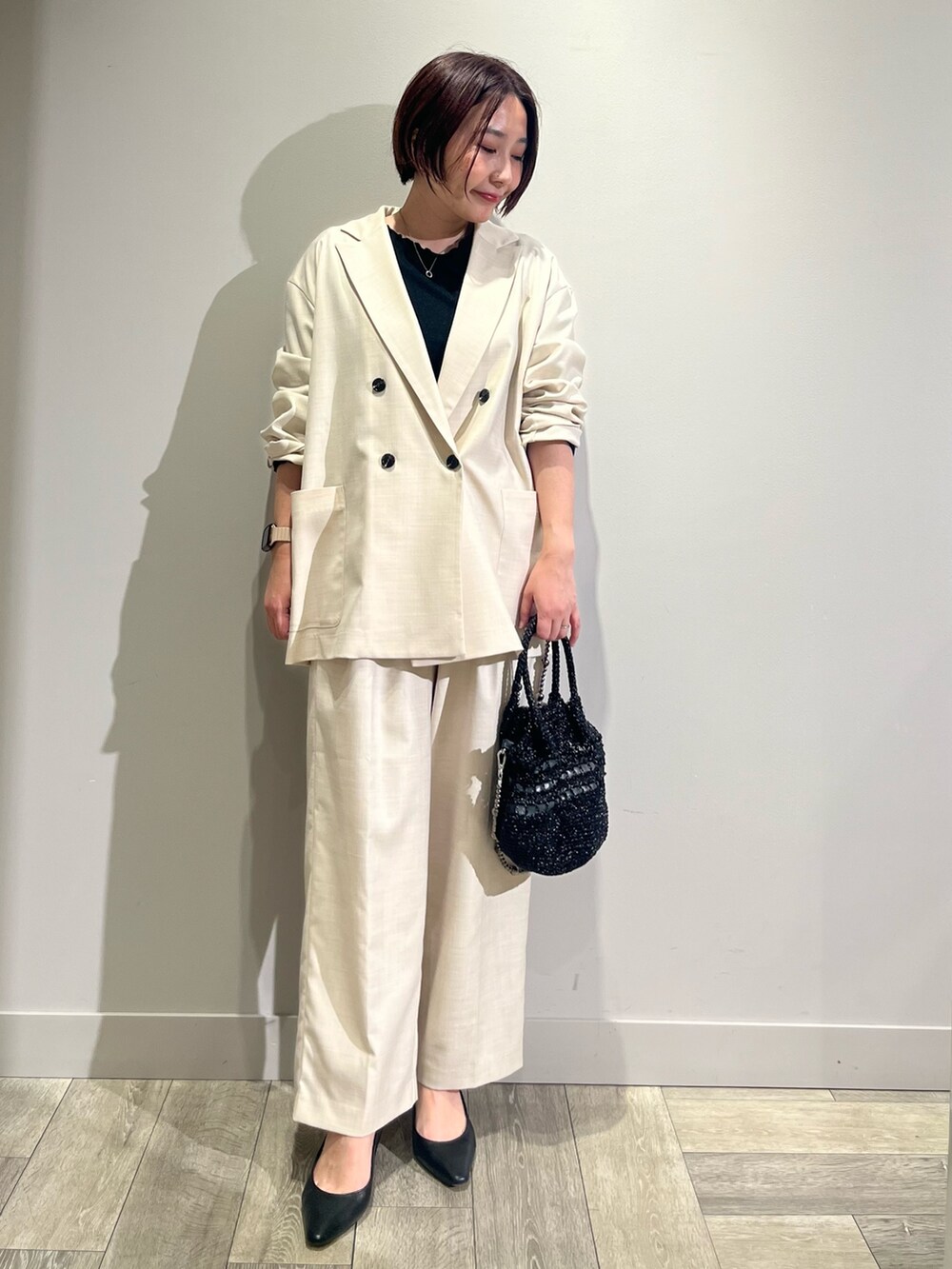 「大人カジュアル、大人女子、パンツコーデ、セットアップ、ジャケット、ワイドパンツ、abahouse mavie、ABAHOUSE 滋賀竜王、AU BANNISTER、LOWELL things、三井アウトレットパーク滋賀竜王」｜「abahouse mavieの【セットアップ対応】メランジ調ストレートパンツ/リネンライクタックストレートパンツ/セミオケ（その他パンツ、ベージュ系）」を使った、遠藤　裕子さん（レディース・155cm）の春コーディネートの6枚目の写真