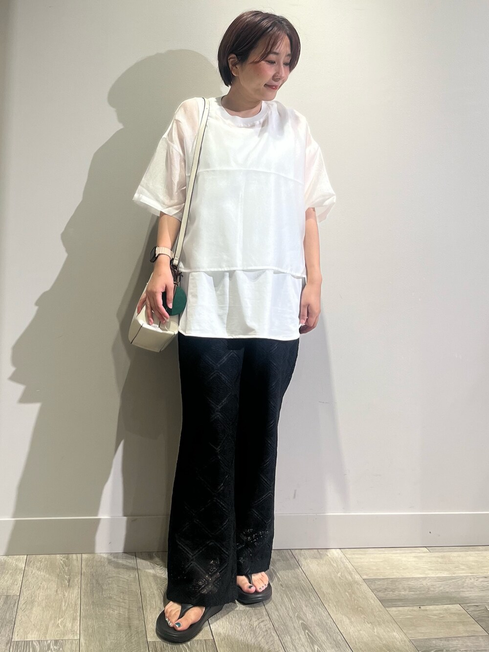 ホワイト系のシャツ/ブラウス、ホワイト系のタンクトップ、ブラック系のその他パンツを着用したレディースの夏コーディネートの5枚目の写真