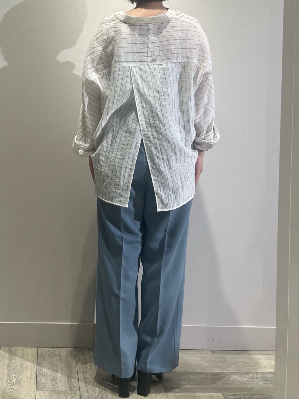ホワイト系のシャツ/ブラウス、ブルー系のスラックスを着用したレディースの夏コーディネートの4枚目の写真