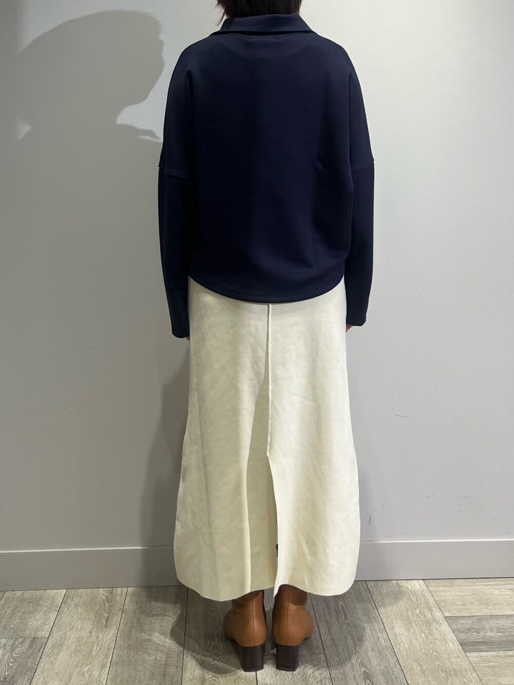 ブルー系のスウェット、ホワイト系のスカートを着用したレディースの秋コーディネートの4枚目の写真