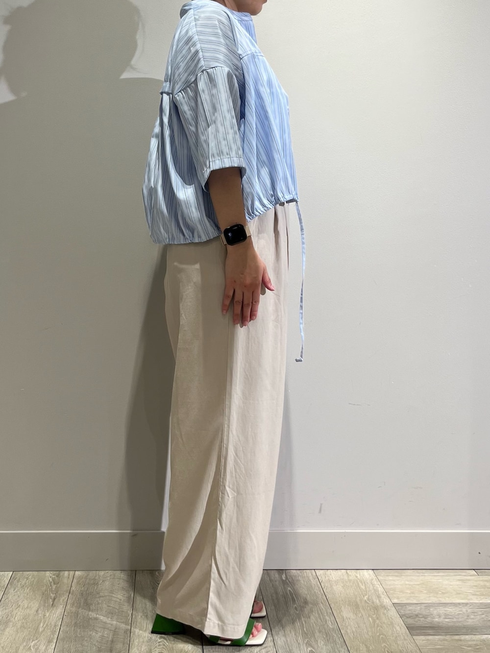 ブルー系のシャツ/ブラウス、ベージュ系のその他パンツ、ホワイト系のTシャツ/カットソーを着用したレディースの春コーディネートの3枚目の写真