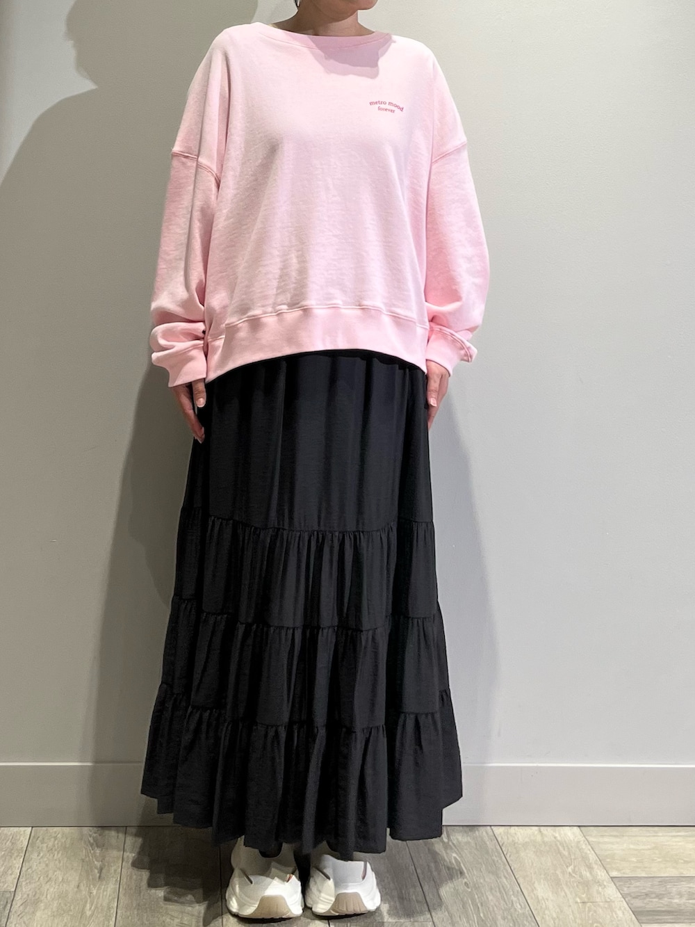 ピンク系のスウェット、グレー系のスカート、ホワイト系のトートバッグを着用したレディースの春コーディネートの2枚目の写真