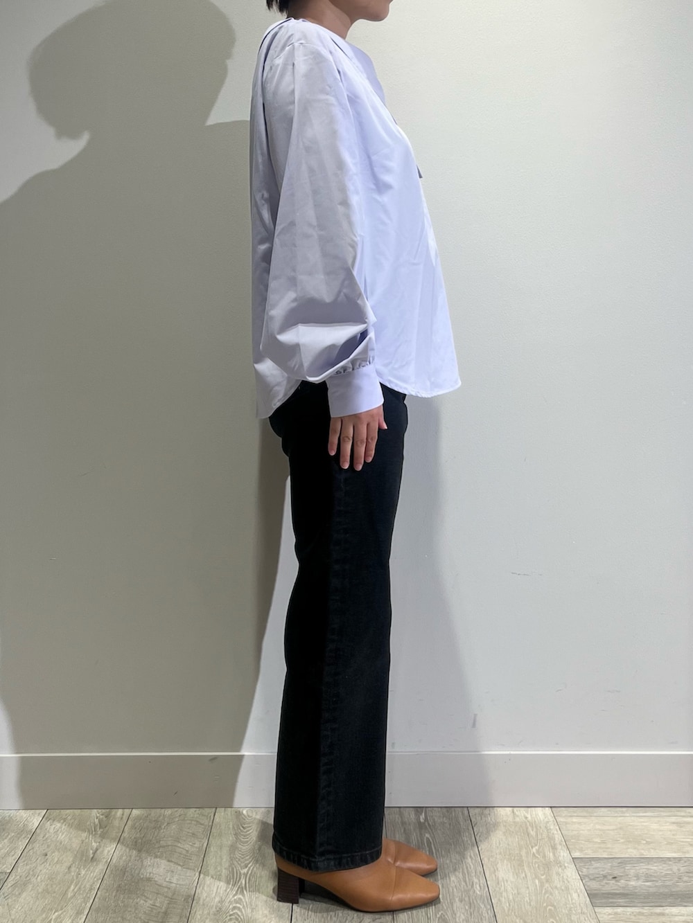 ブラック系のデニムパンツ、パープル系のシャツ/ブラウスを着用したレディースの秋コーディネートの3枚目の写真