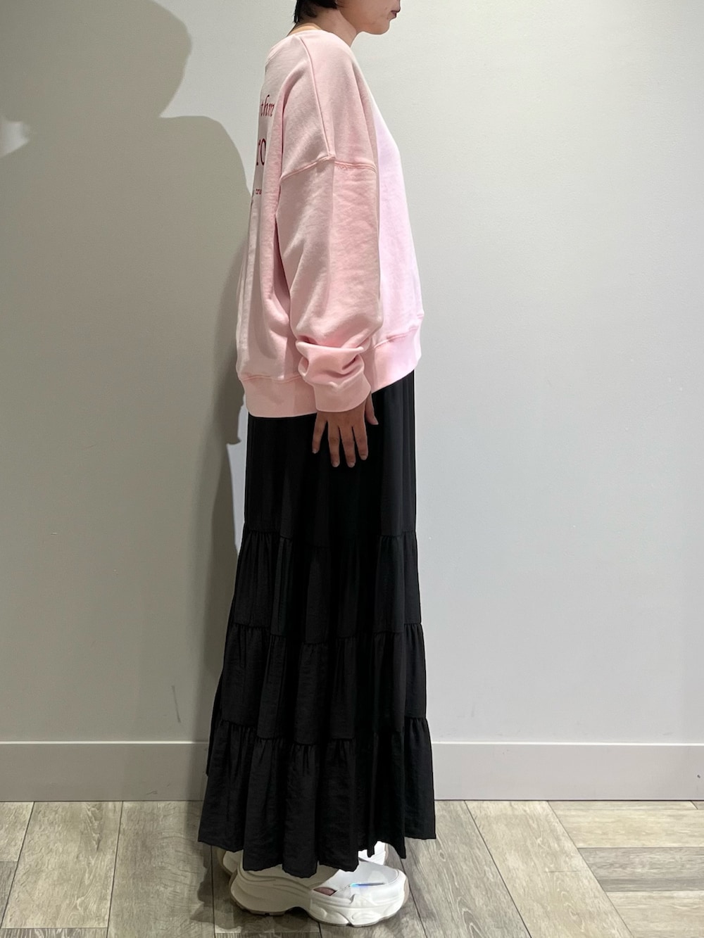 ピンク系のスウェット、グレー系のスカート、ホワイト系のトートバッグを着用したレディースの春コーディネートの3枚目の写真