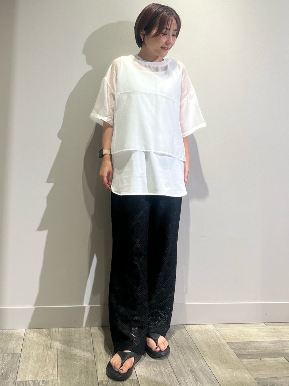 ホワイト系のシャツ/ブラウス、ホワイト系のタンクトップ、ブラック系のその他パンツを着用したレディースの夏コーディネートの2枚目の写真