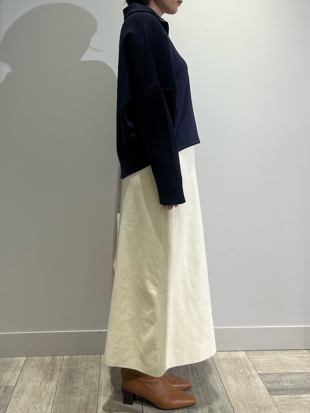 ブルー系のスウェット、ホワイト系のスカートを着用したレディースの秋コーディネートの3枚目の写真