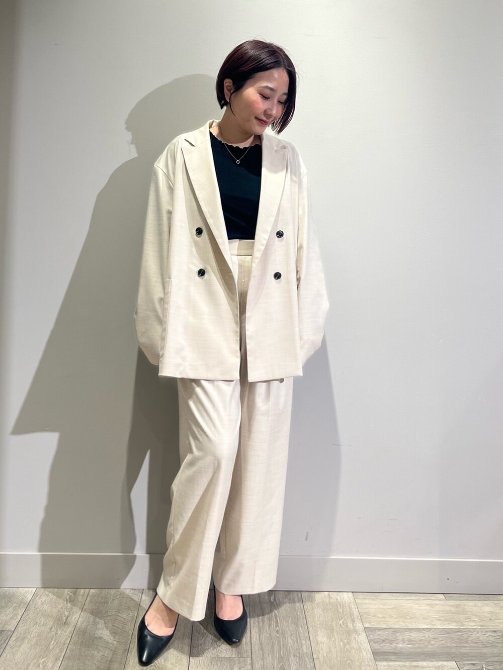「大人カジュアル、大人女子、パンツコーデ、セットアップ、ジャケット、ワイドパンツ、abahouse mavie、ABAHOUSE 滋賀竜王、AU BANNISTER、LOWELL things、三井アウトレットパーク滋賀竜王」｜「abahouse mavieの【セットアップ対応】メランジ調ストレートパンツ/リネンライクタックストレートパンツ/セミオケ（その他パンツ、ベージュ系）」を使った、遠藤　裕子さん（レディース・155cm）の春コーディネートの2枚目の写真