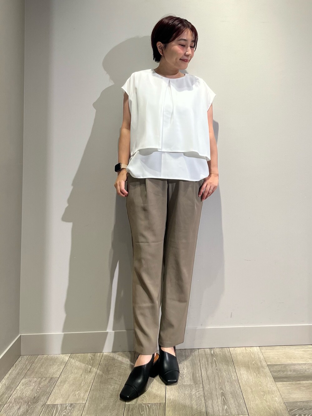 グリーン系のその他パンツ、グリーン系のノーカラージャケット、ホワイト系のシャツ/ブラウスを着用したレディースの夏コーディネートの2枚目の写真