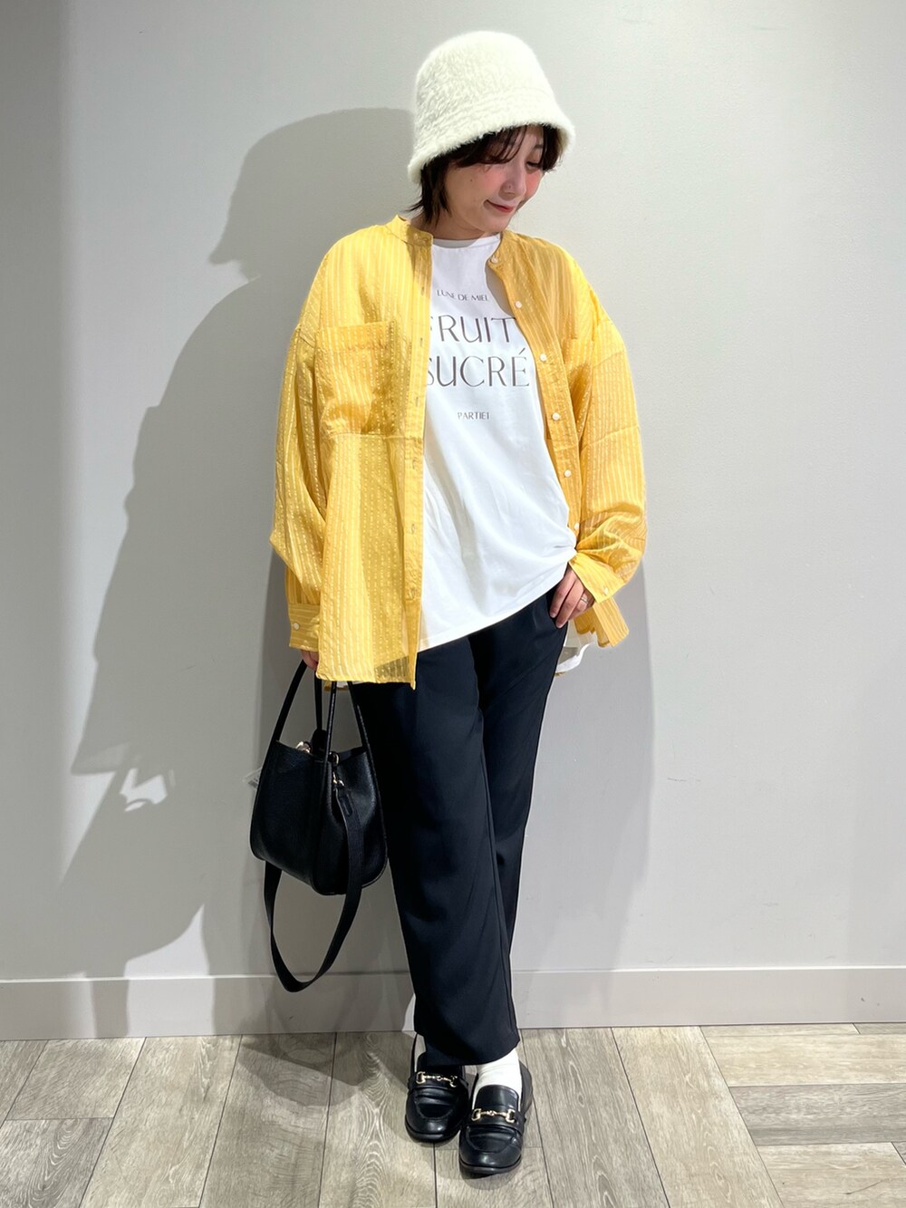 イエロー系のシャツ/ブラウス、ブラック系のその他パンツを着用したレディースの秋コーディネートの6枚目の写真