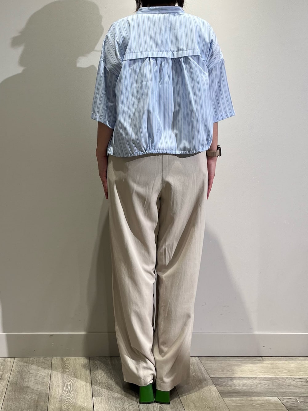 ブルー系のシャツ/ブラウス、ベージュ系のその他パンツ、ホワイト系のTシャツ/カットソーを着用したレディースの春コーディネートの4枚目の写真