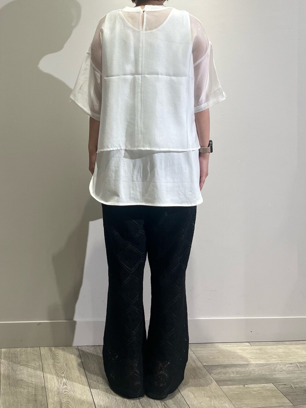 ホワイト系のシャツ/ブラウス、ホワイト系のタンクトップ、ブラック系のその他パンツを着用したレディースの夏コーディネートの4枚目の写真