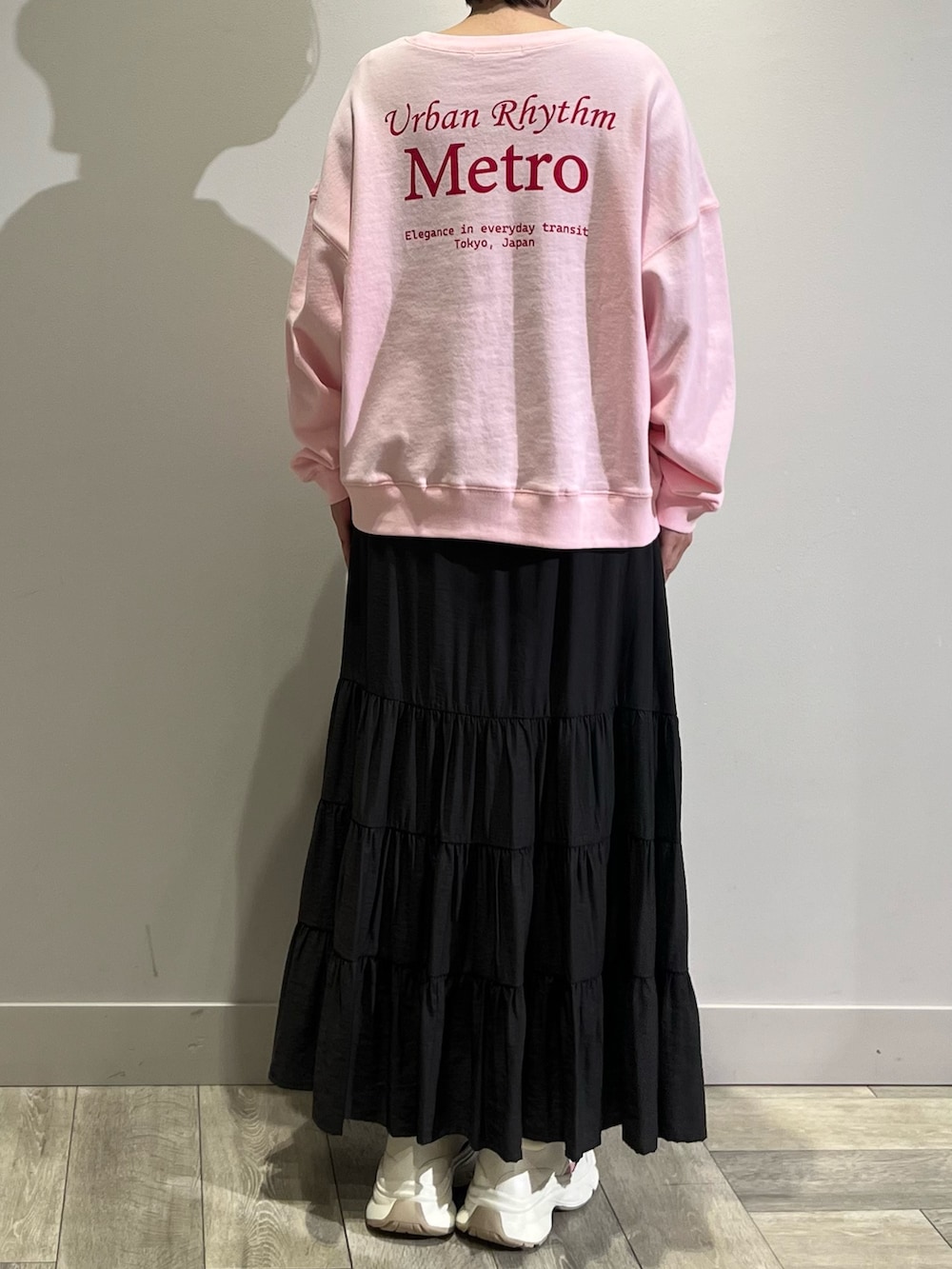 ピンク系のスウェット、グレー系のスカート、ホワイト系のトートバッグを着用したレディースの春コーディネートの4枚目の写真