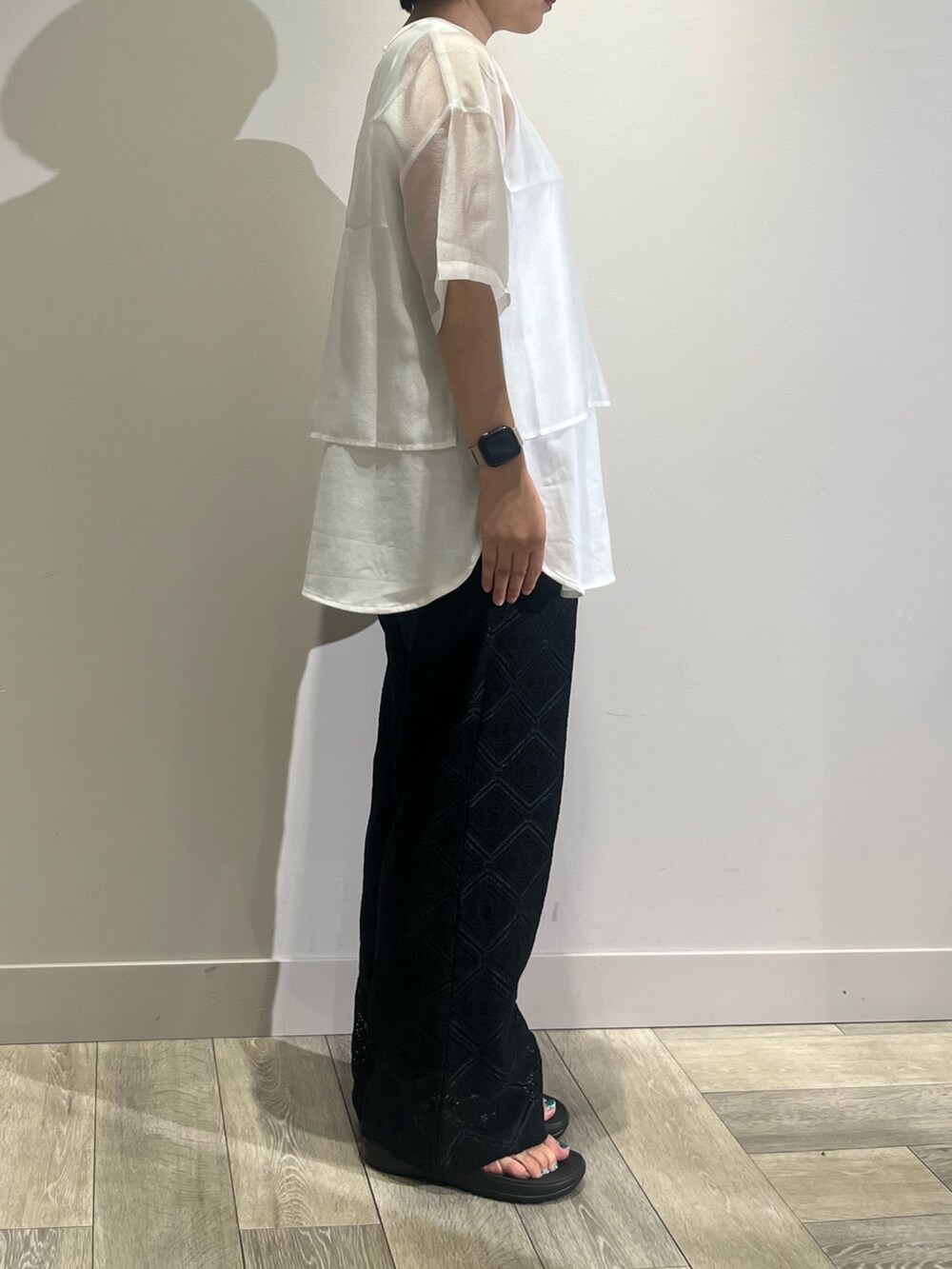 ホワイト系のシャツ/ブラウス、ホワイト系のタンクトップ、ブラック系のその他パンツを着用したレディースの夏コーディネートの3枚目の写真