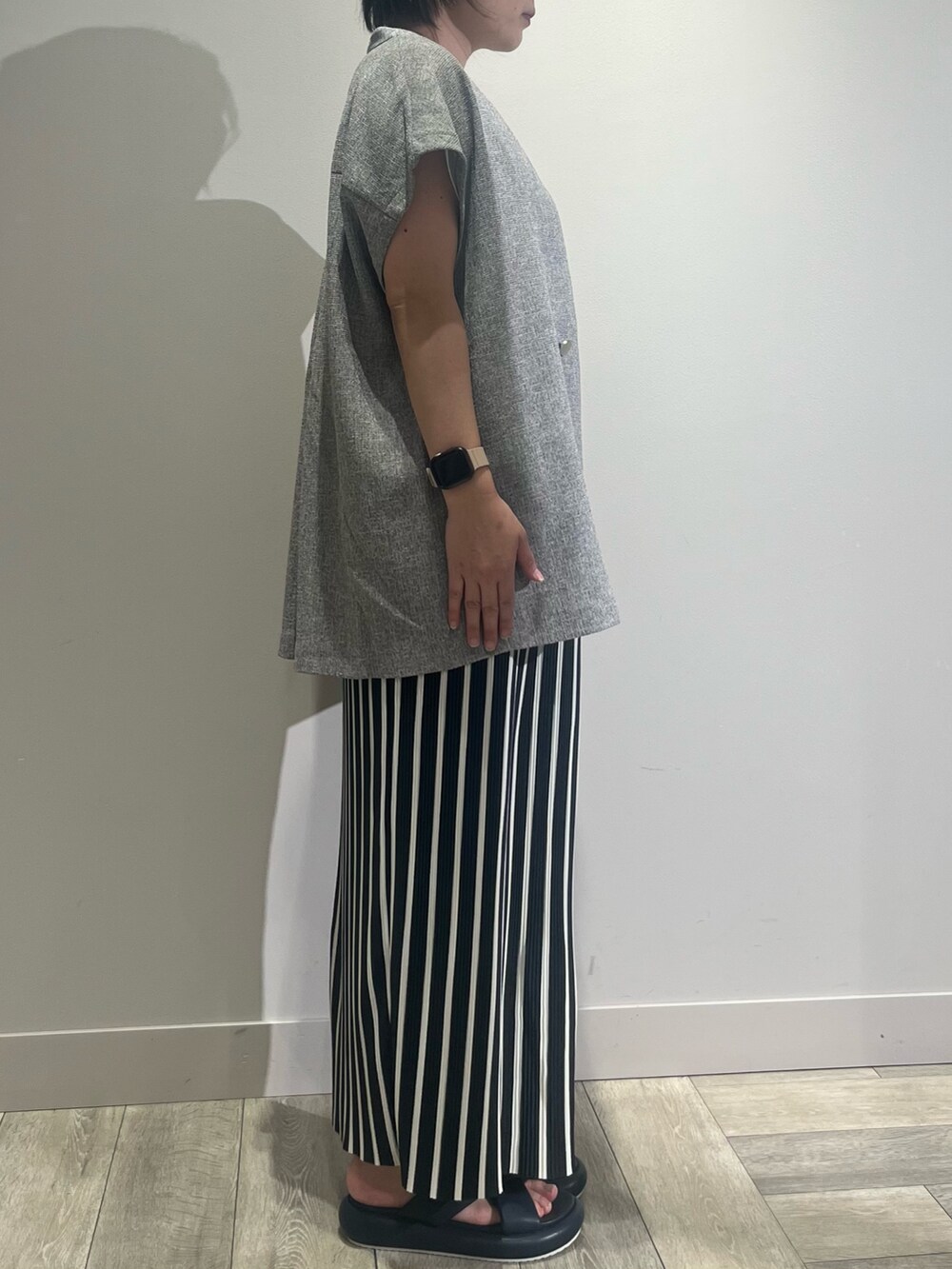 ブラウン系のかごバッグ、ベージュ系のノーカラージャケット、ホワイト系のTシャツ/カットソーを着用したレディースの春コーディネートの3枚目の写真