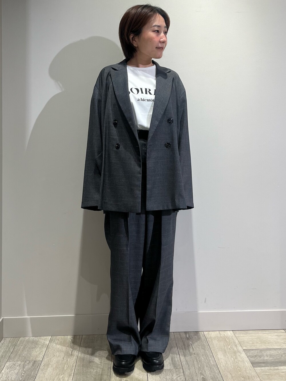 グレー系のその他パンツ、グレー系のテーラードジャケット、ホワイト系のTシャツ/カットソーを着用したレディースの秋コーディネートの2枚目の写真