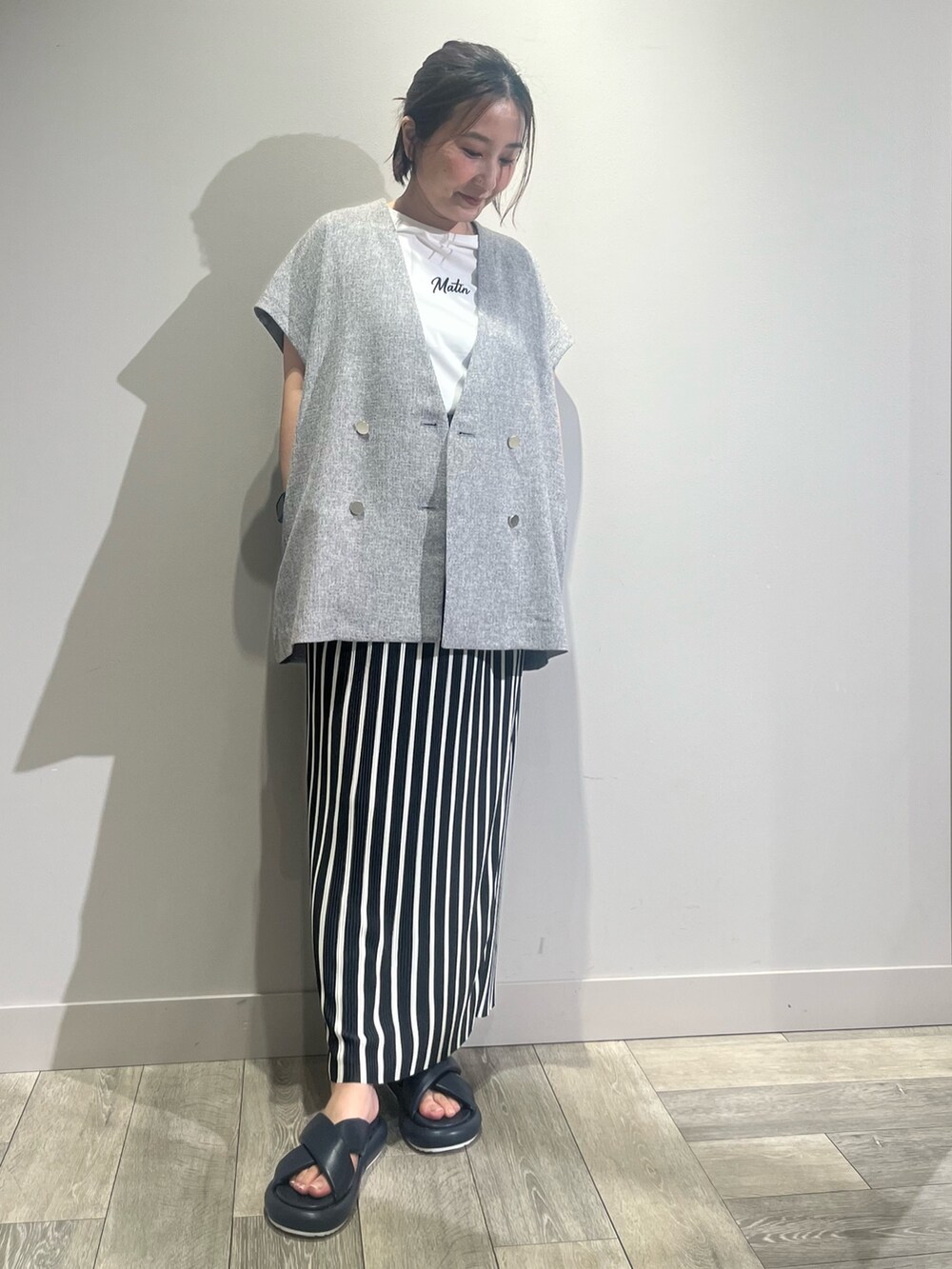 ブラウン系のかごバッグ、ベージュ系のノーカラージャケット、ホワイト系のTシャツ/カットソーを着用したレディースの春コーディネートの2枚目の写真