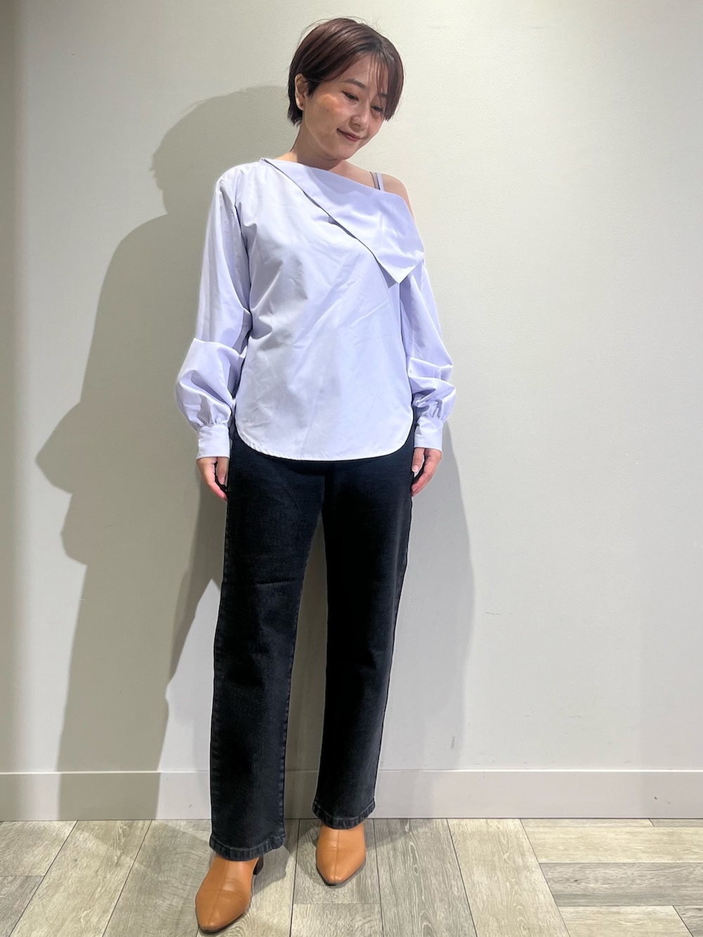 ブラック系のデニムパンツ、パープル系のシャツ/ブラウスを着用したレディースの秋コーディネートの2枚目の写真