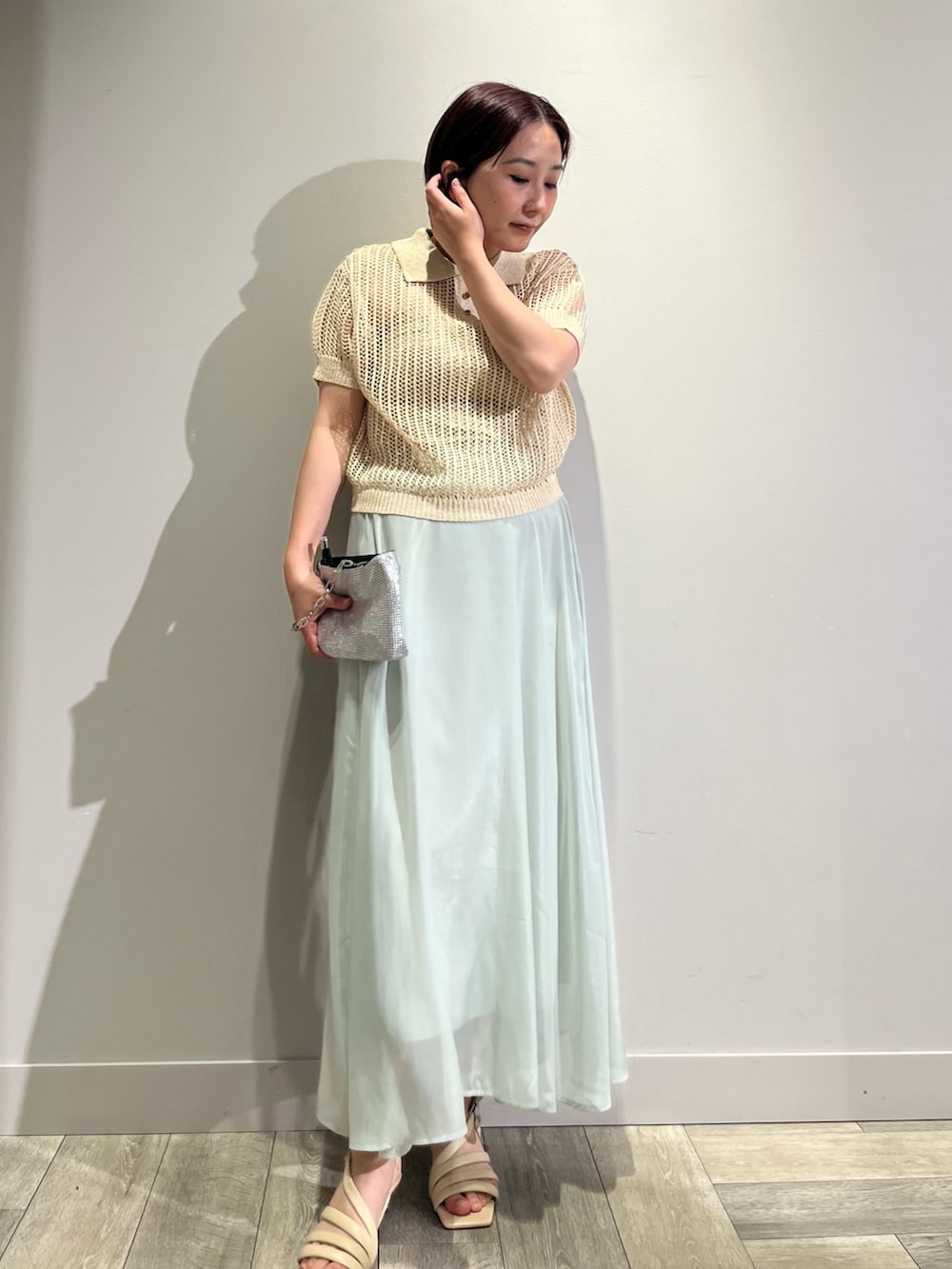 グリーン系のスカート、ベージュ系のニット/セーター、ベージュ系のサンダルを着用したレディースの夏コーディネートの5枚目の写真