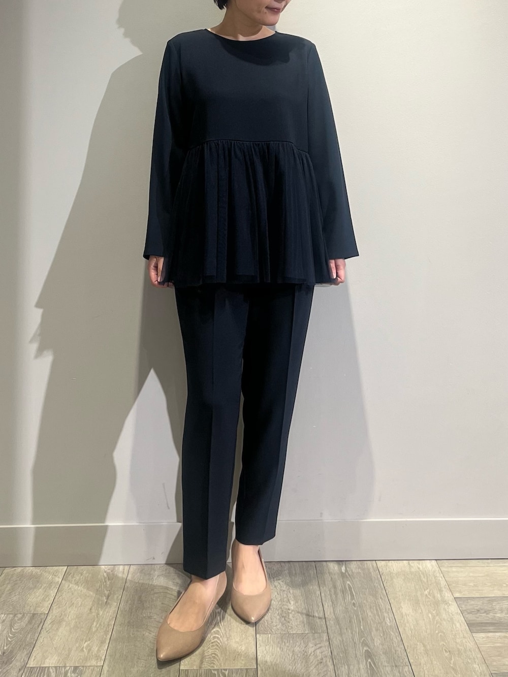 ブルー系のスラックス、ブルー系のセットアップ、ブルー系のシャツ/ブラウスを着用したレディースの冬コーディネートの2枚目の写真