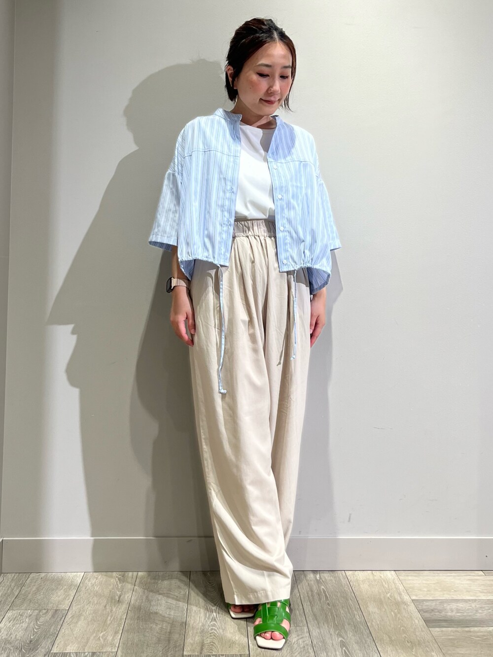 ブルー系のシャツ/ブラウス、ベージュ系のその他パンツ、ホワイト系のTシャツ/カットソーを着用したレディースの春コーディネートの2枚目の写真