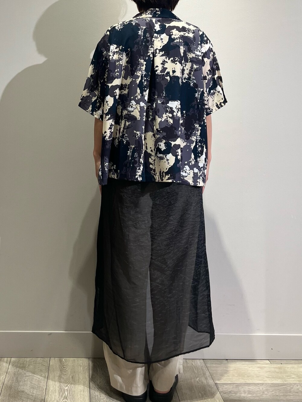 「柄シャツ、低身長コーデ、ワンピース、レイヤードスタイル、リネンパンツ、ABAHOUSE 滋賀竜王、abahouse mavie、LOWELL things、NOMINE、三井アウトレットパーク滋賀竜王」｜「NOMINEの【セットアップ着用可】スプラッシュプリント 開襟 シャツ（シャツ/ブラウス、ホワイト系）」を使った、遠藤　裕子さん（レディース・155cm）の夏コーディネートの4枚目の写真