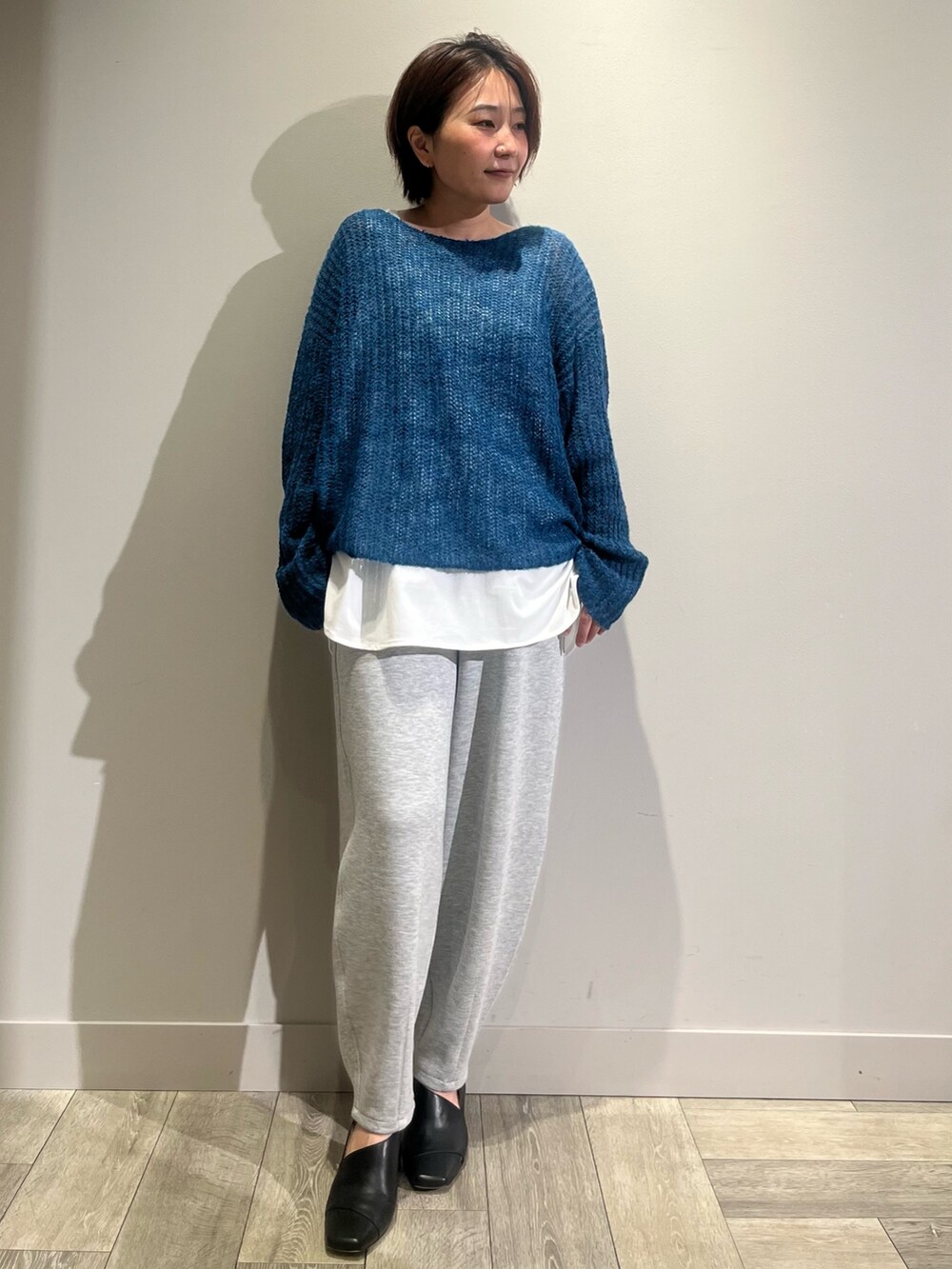 ホワイト系のTシャツ/カットソー、ブルー系のニット/セーター、ブルー系のデニムジャケットを着用したレディースの秋コーディネートの2枚目の写真