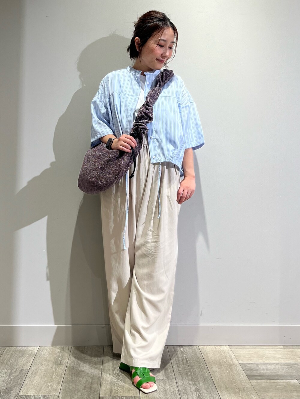 ブルー系のシャツ/ブラウス、ベージュ系のその他パンツ、ホワイト系のTシャツ/カットソーを着用したレディースの春コーディネートの5枚目の写真