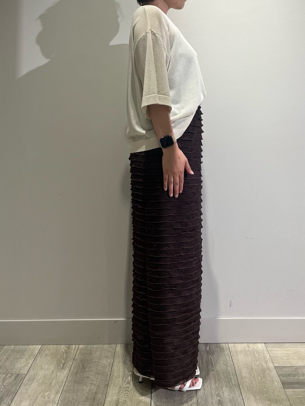 ホワイト系のニット/セーター、ブラウン系のスカートを着用したレディースの夏コーディネートの3枚目の写真