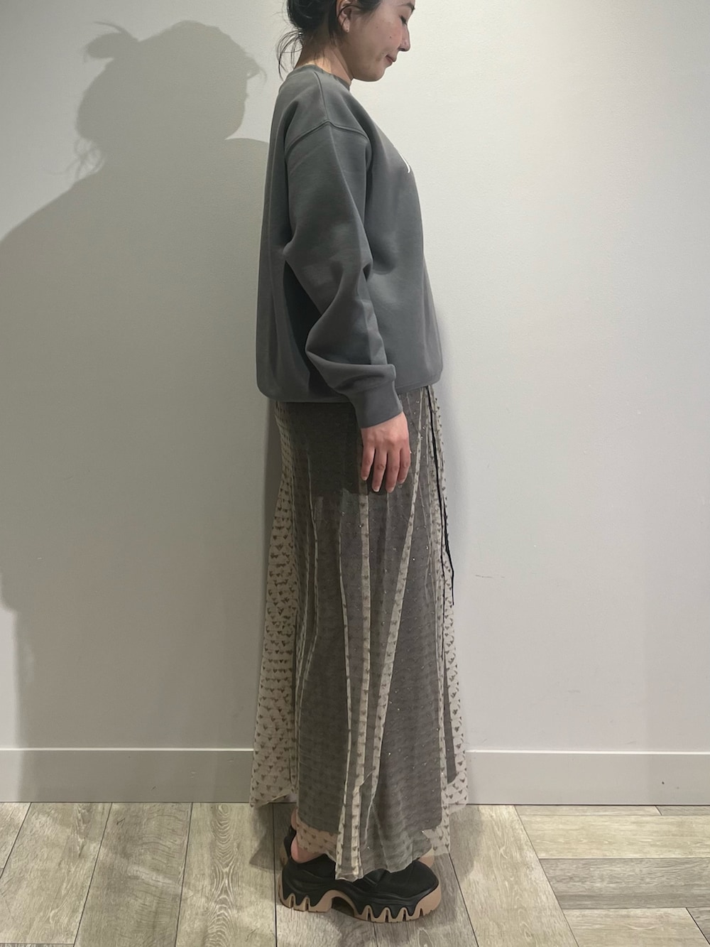 ブルー系のシャツ/ブラウス、ブラック系のスカート、ブラック系のスニーカーを着用したレディースの冬コーディネートの3枚目の写真