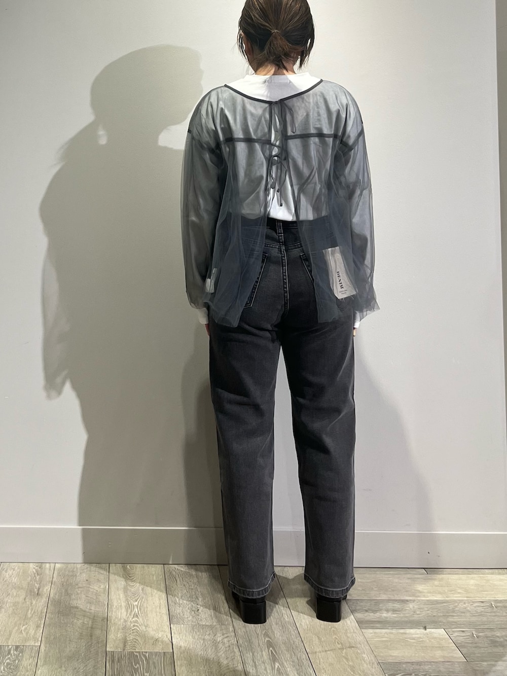 ホワイト系のカーディガン/ボレロ、グレー系のシャツ/ブラウス、ホワイト系のTシャツ/カットソーを着用したレディースの冬コーディネートの4枚目の写真