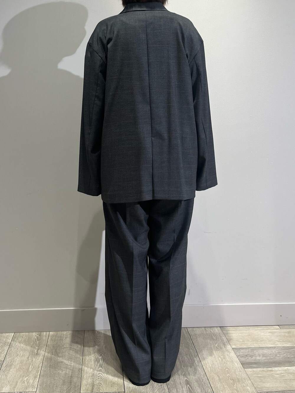 グレー系のその他パンツ、グレー系のテーラードジャケット、ホワイト系のTシャツ/カットソーを着用したレディースの秋コーディネートの4枚目の写真