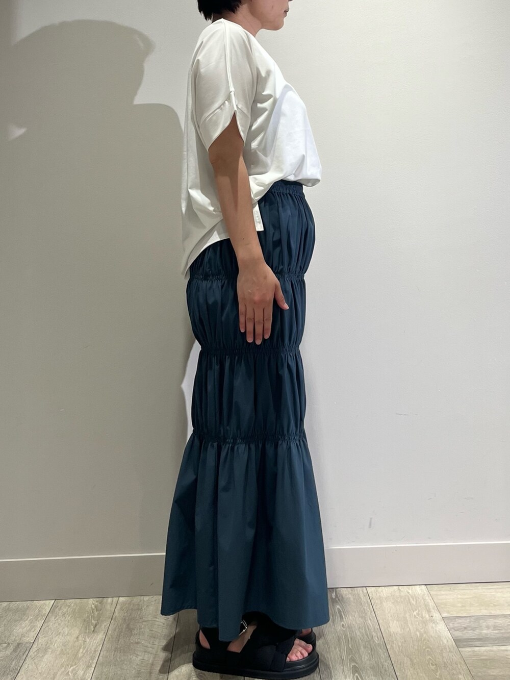 ブラック系のテーラードジャケット、ホワイト系のTシャツ/カットソー、ブラウン系のかごバッグを着用したレディースの春コーディネートの3枚目の写真
