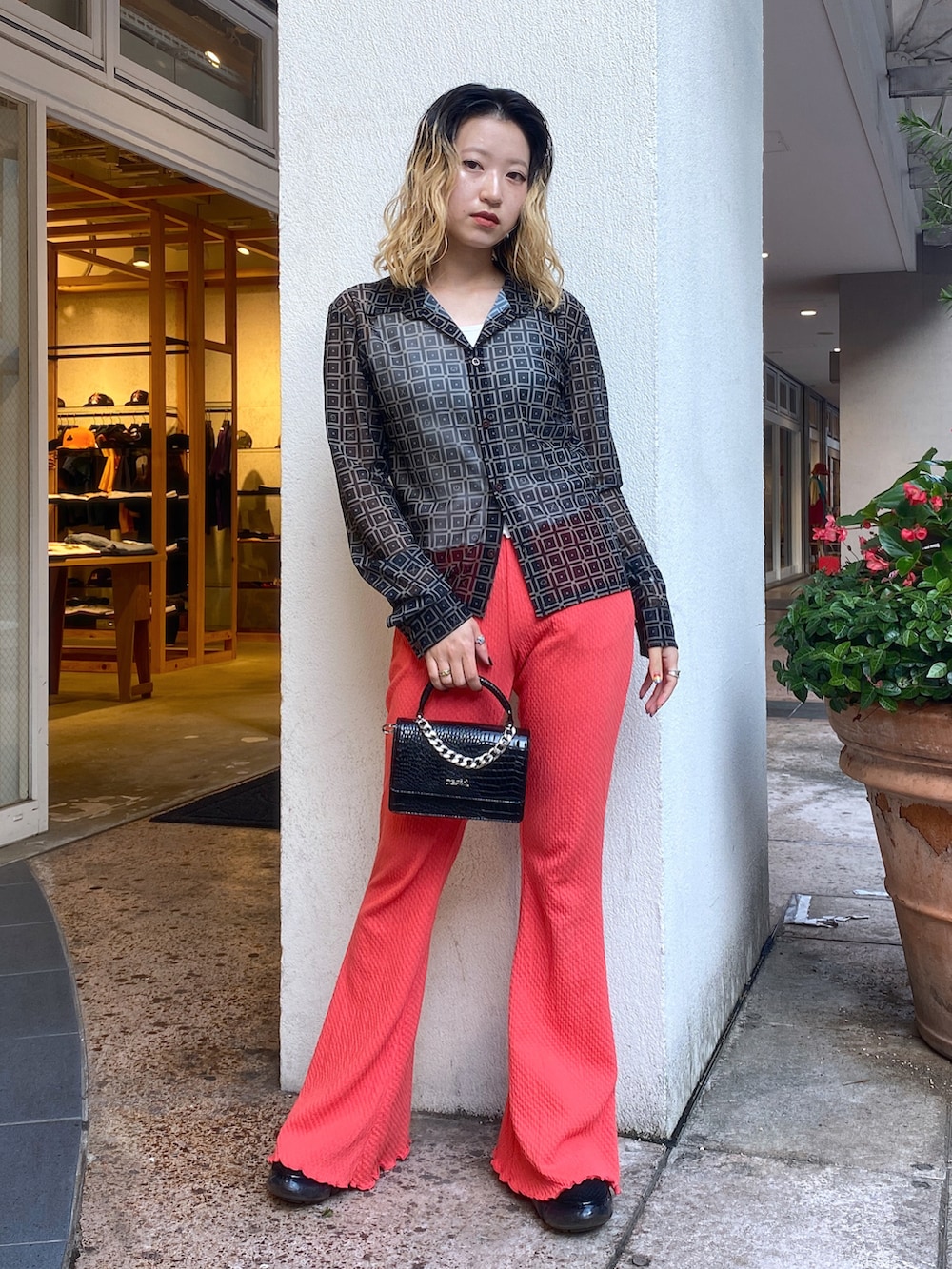 「x-girl、Xgirl_ootd」｜「X-girlのRETRO PATTERN MESH SHIRTS/レトロ メッシュシャツ（シャツ/ブラウス、ブラック系）」を使った、airiさん（レディース・152cm）の夏コーディネートの2枚目の写真