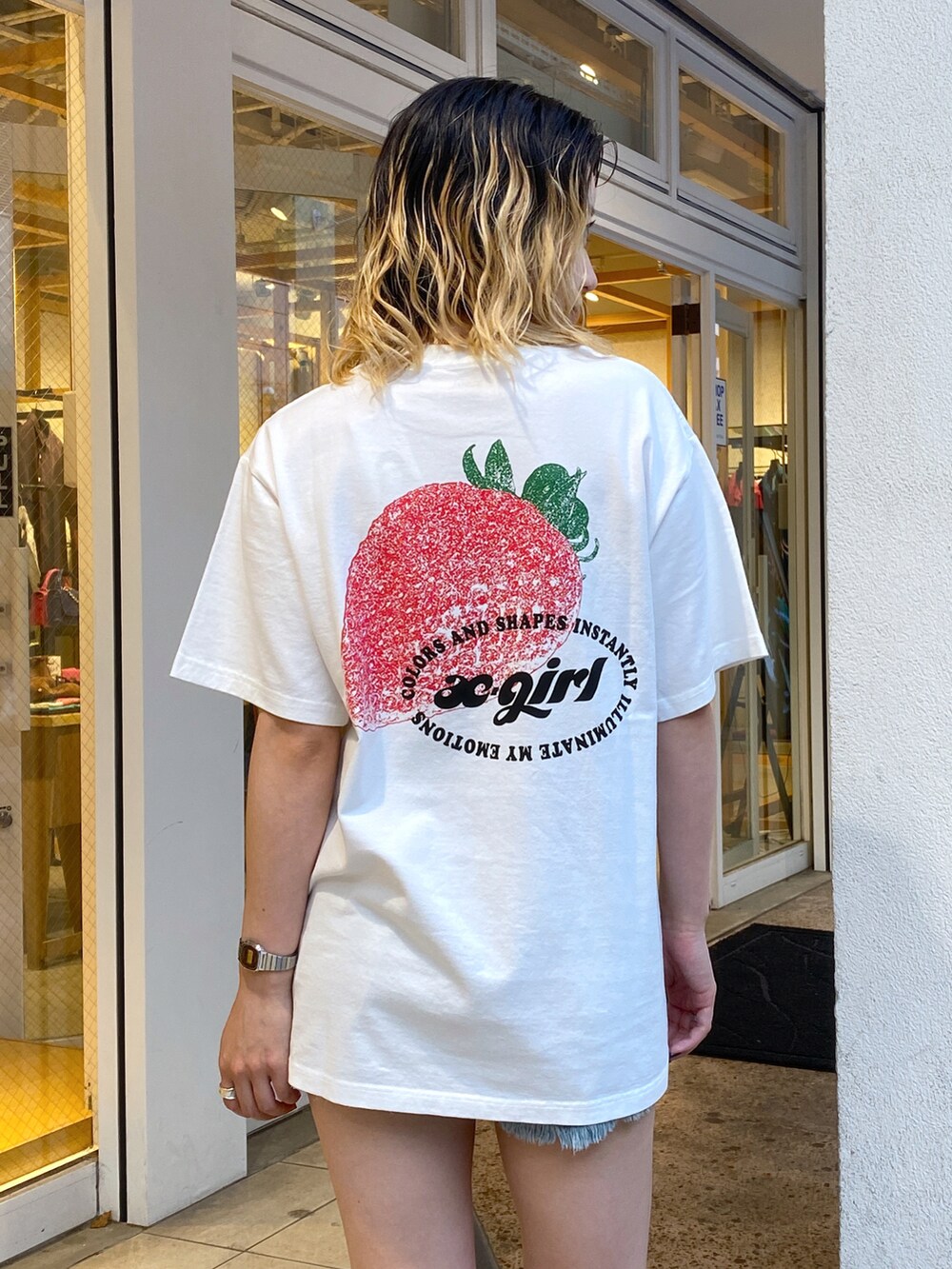 「x-girl、Xgirl_ootd」｜「X-girlのSTRAWBERRY S/S TEE/いちご柄　バックプリントTシャツ/半袖（Tシャツ/カットソー、ホワイト系）」を使った、airiさん（レディース・152cm）の夏コーディネートの5枚目の写真