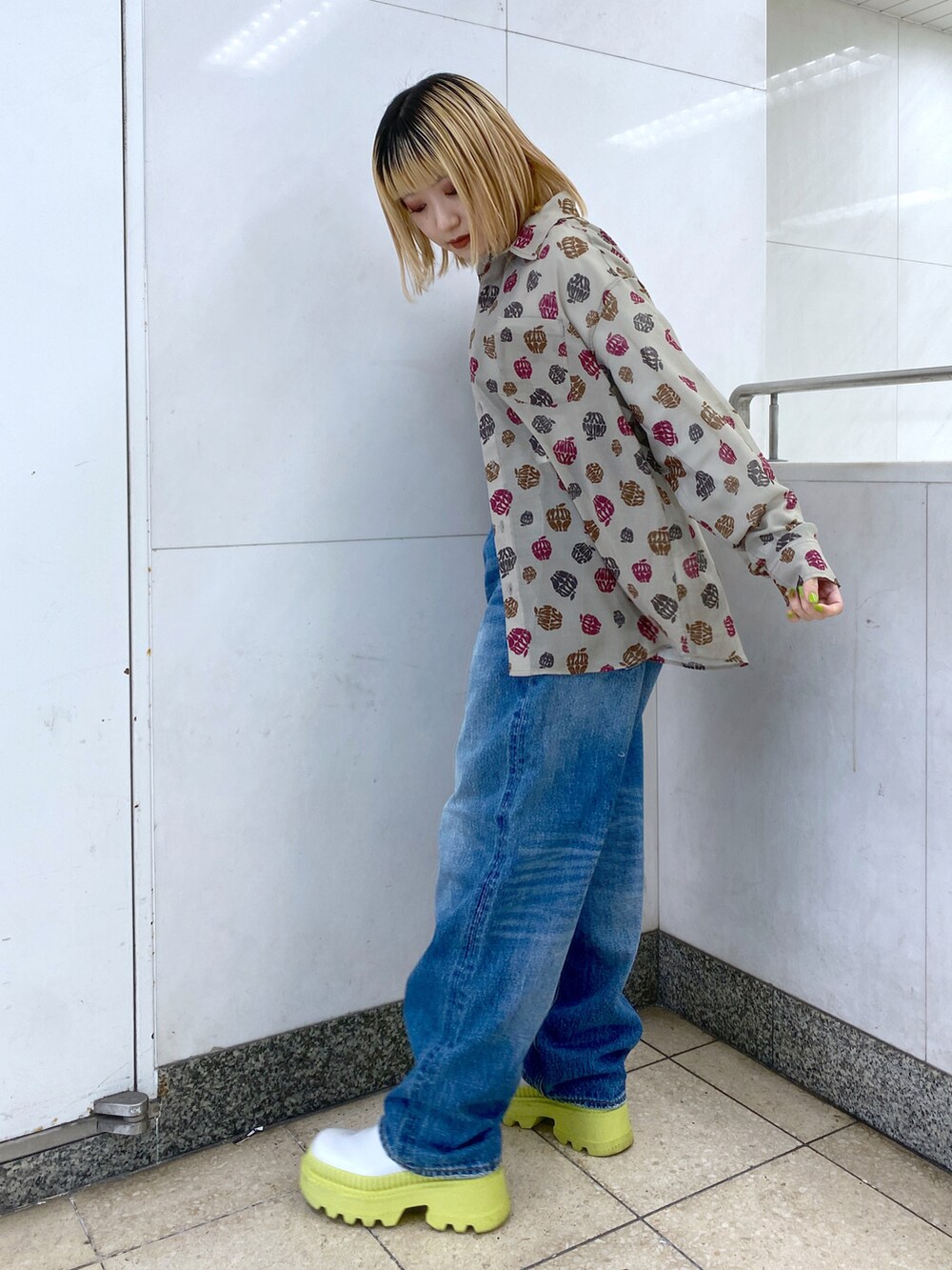 ベージュ系のシャツ/ブラウス、ブルー系のつなぎ/オールインワンを着用したレディースの春コーディネートの2枚目の写真