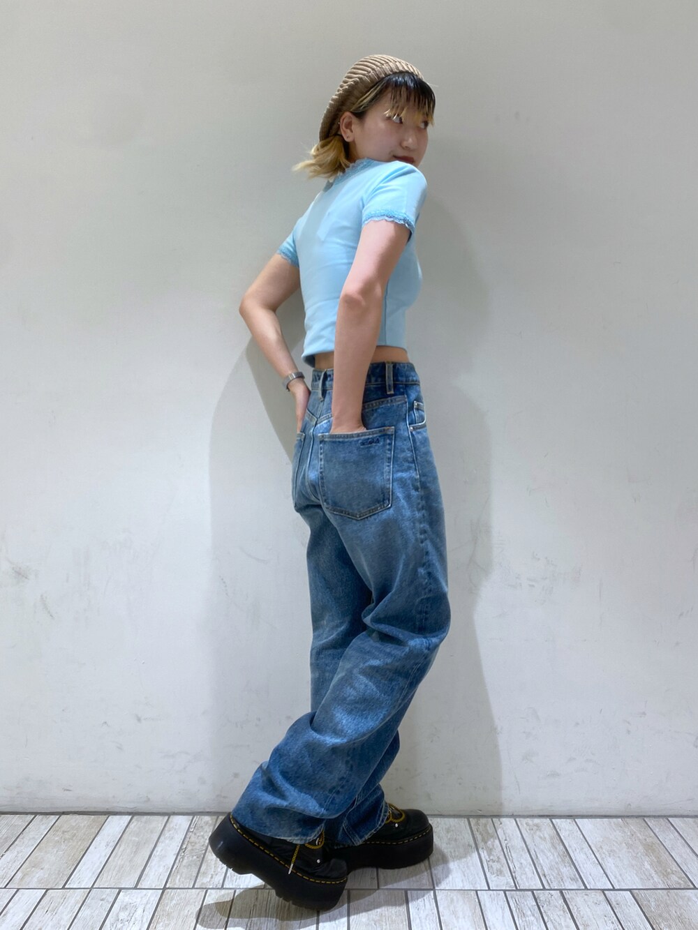 「パンツスタイル、カラー×コーデ、x-girl、x-girl_ootd」｜「X-girlのLACE S/S BABY TEE（Tシャツ/カットソー、ブルー系）」を使った、airiさん（レディース・152cm）の春コーディネートの2枚目の写真