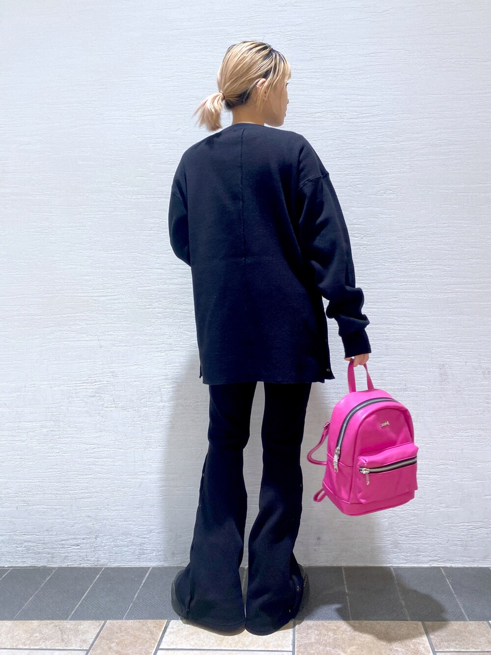 「春服みてみて、ラクチンコーデ、x-girl、Xgirl_ootd、ブラック、ブラウンコーデ」｜「X-girlのTHERMAL L/S TOP（Tシャツ/カットソー、ブラック系）」を使った、airiさん（レディース・152cm）の春コーディネートの2枚目の写真