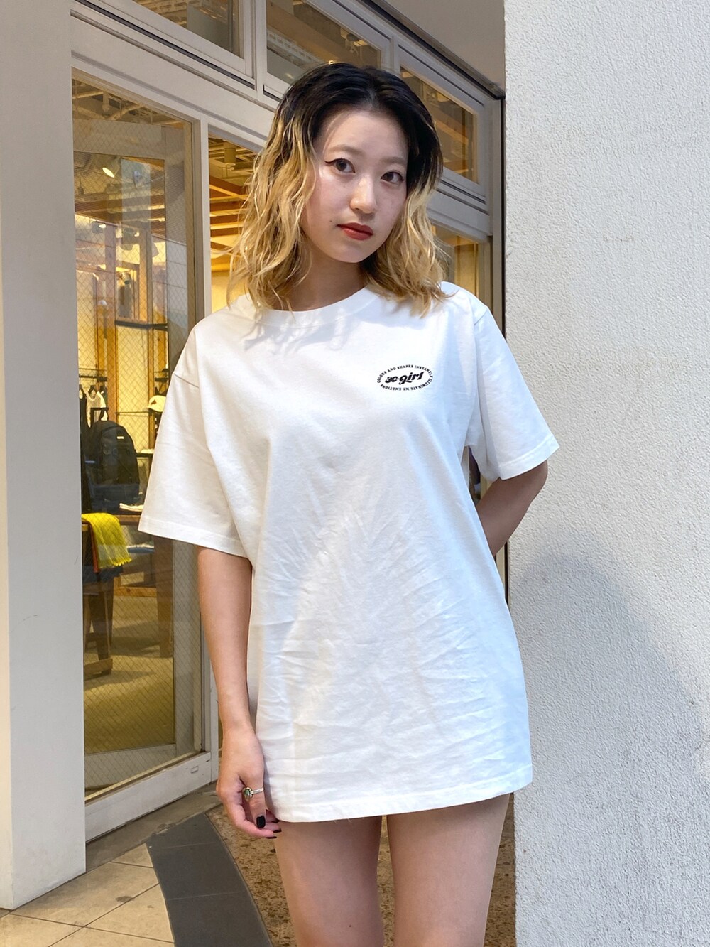 「x-girl、Xgirl_ootd」｜「X-girlのSTRAWBERRY S/S TEE/いちご柄　バックプリントTシャツ/半袖（Tシャツ/カットソー、ホワイト系）」を使った、airiさん（レディース・152cm）の夏コーディネートの4枚目の写真