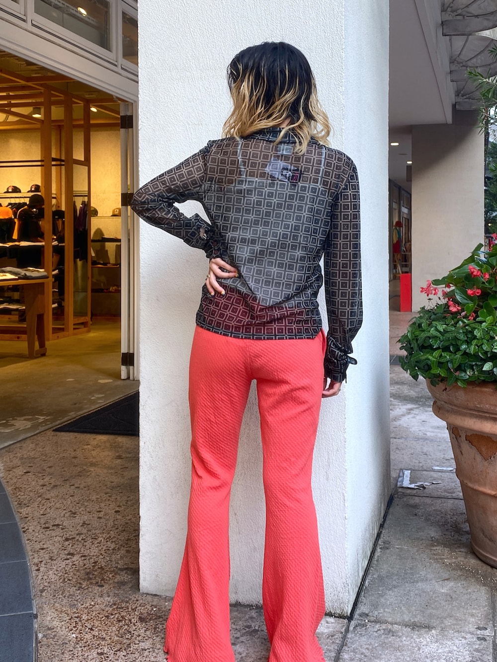 「x-girl、Xgirl_ootd」｜「X-girlのRETRO PATTERN MESH SHIRTS/レトロ メッシュシャツ（シャツ/ブラウス、ブラック系）」を使った、airiさん（レディース・152cm）の夏コーディネートの4枚目の写真