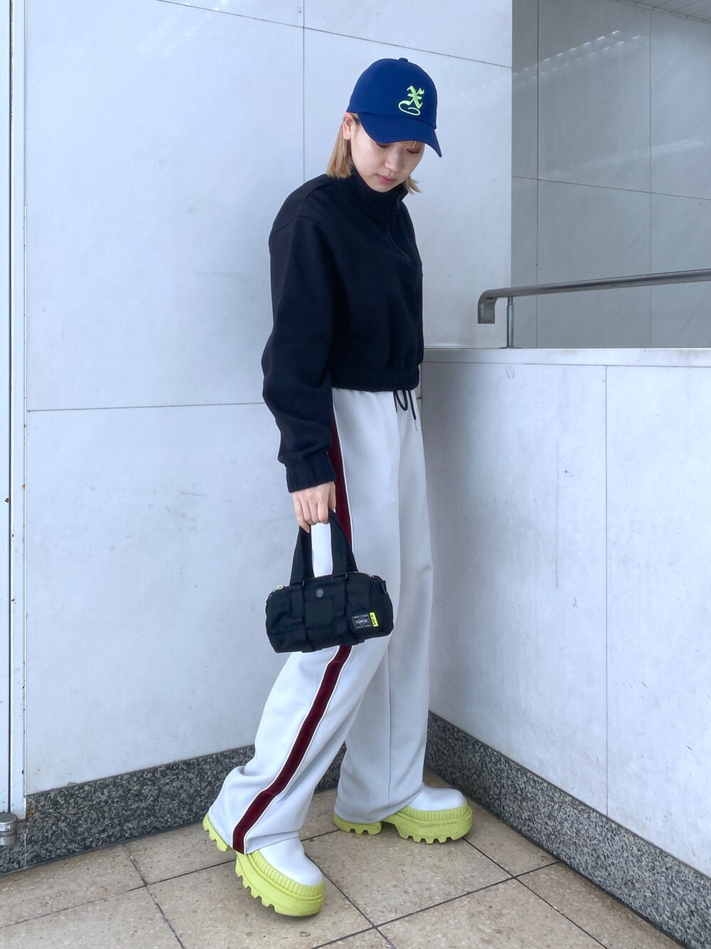 「春服みてみて、x-girl、Xgirl_ootd、PORTER」｜「X-girlのBASIC OVAL LOGO HALF ZIP SWEAT TOP（スウェット、ブラック系）」を使った、airiさん（レディース・152cm）の春コーディネートの3枚目の写真
